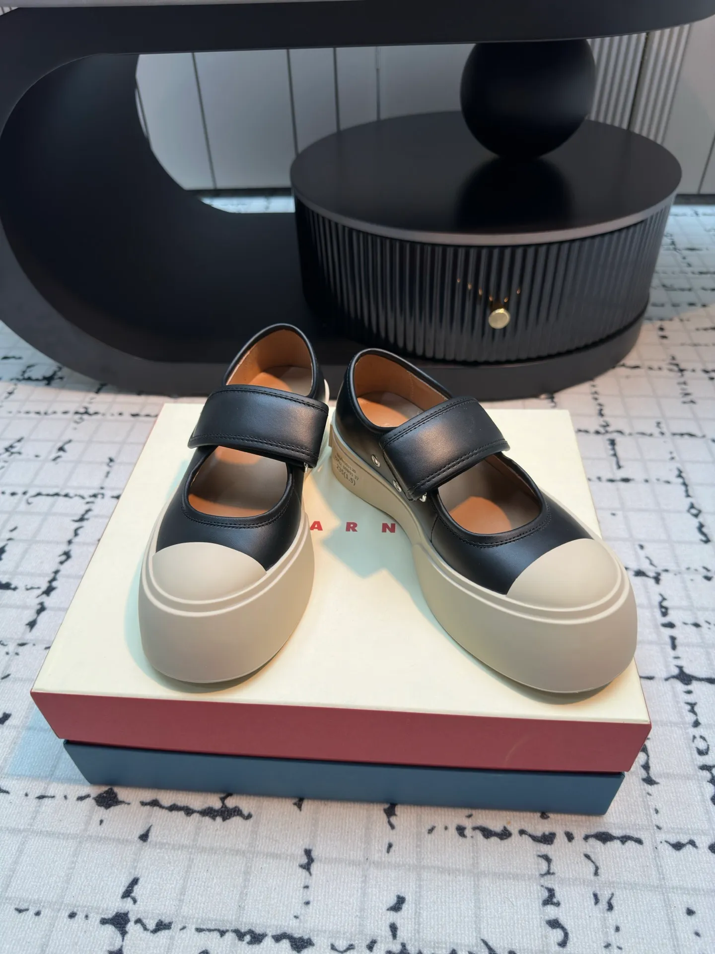 👟👟Ex-factory price 480👟👟 Women's shoes, women's clothing, lace-up big-toe shoes, the cutest baby shoes in history, this year's new colors are really beautiful, very fresh, and not bulky at all! A brand from an independent Italian designer, it has now become a famous brand in the international fashion industry. Since its establishment in 1994, the brand has expanded from women's clothing to men's clothing, bags, jewelry and glasses, and its product content is extremely rich! Marni's designs are not only bold in color and innovative in tailoring, but also very proud of its pure Italian origins. Not only are all its finished products produced in Italy, but they are also not authorized to operate, and the brands are all controlled by family members.  Upper: imported calfskin, lining/feet: cowhide laminated to high-density elastic latex, sole: rubber outsole, 4cm thick sole to lengthen legs, code number: 35/40 (40 is custom-made, non-refundable, non-exchangeable)